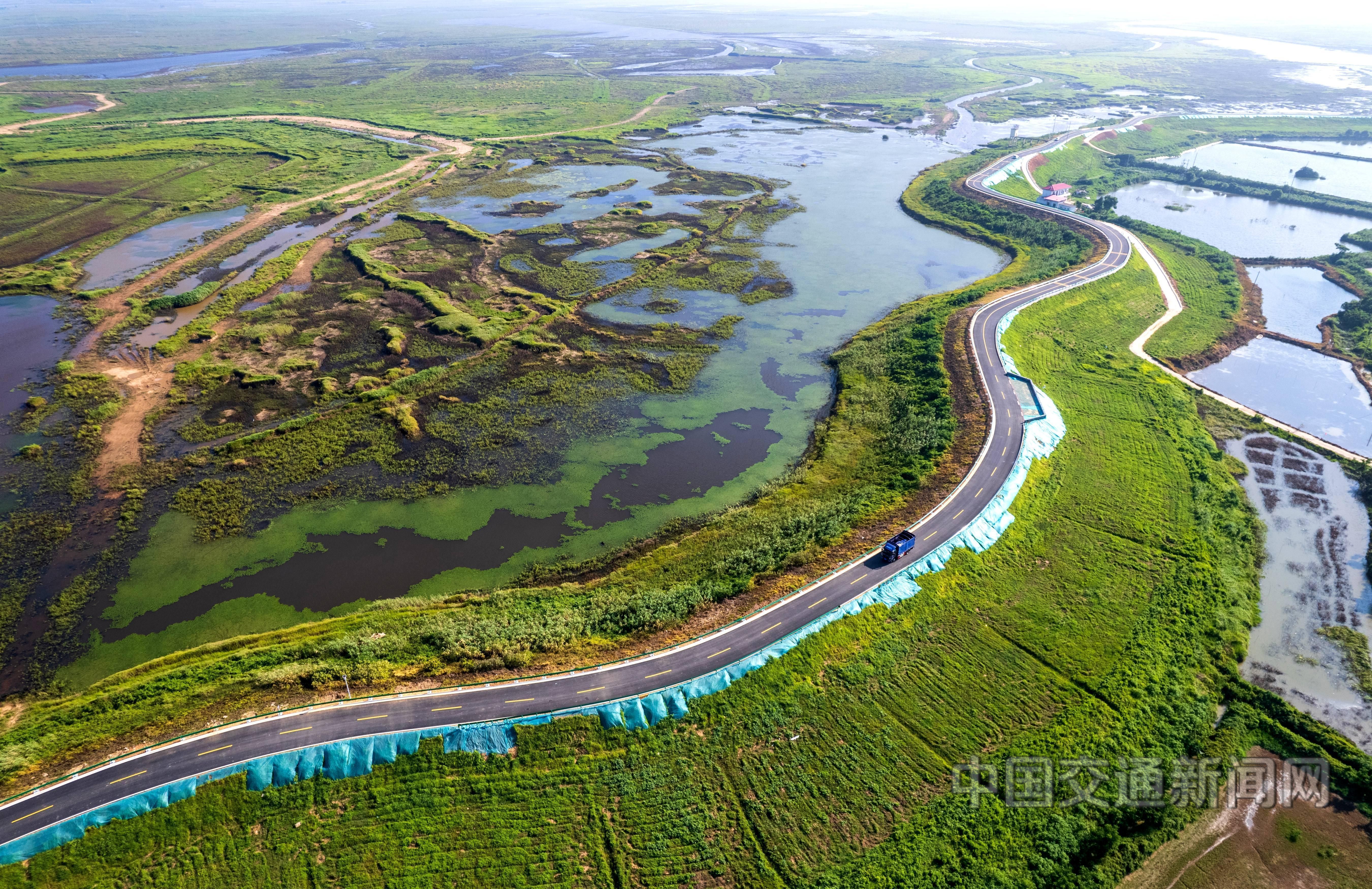 环鄱阳湖堤顶公路应急保通工程全线贯通