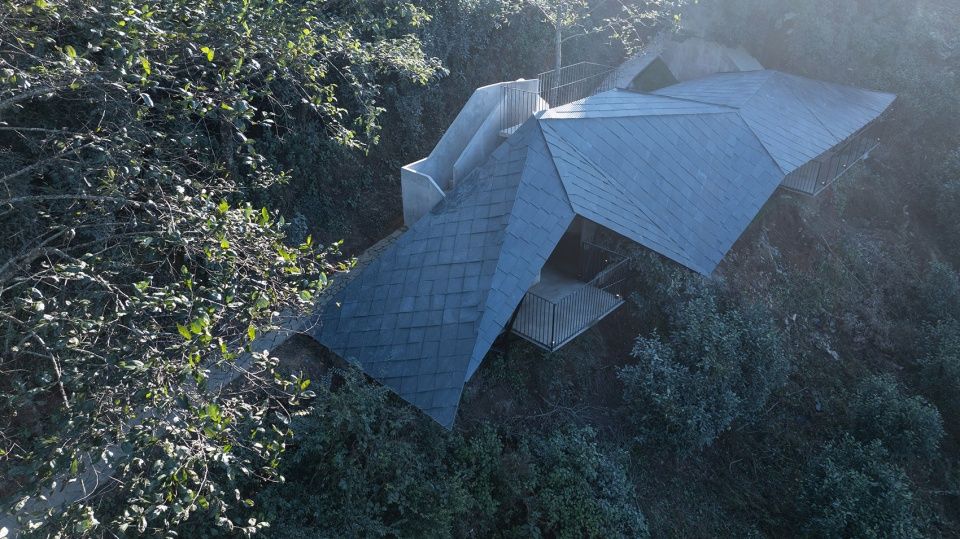隐入山林的建筑——云南大理无量山风景厕所 / 孔祥伟工作室