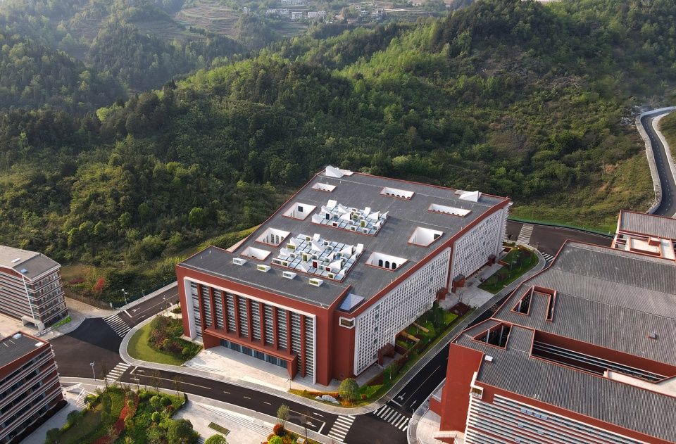 贵州传媒职业技术学院图书馆及信息中心 / 西线工作室
