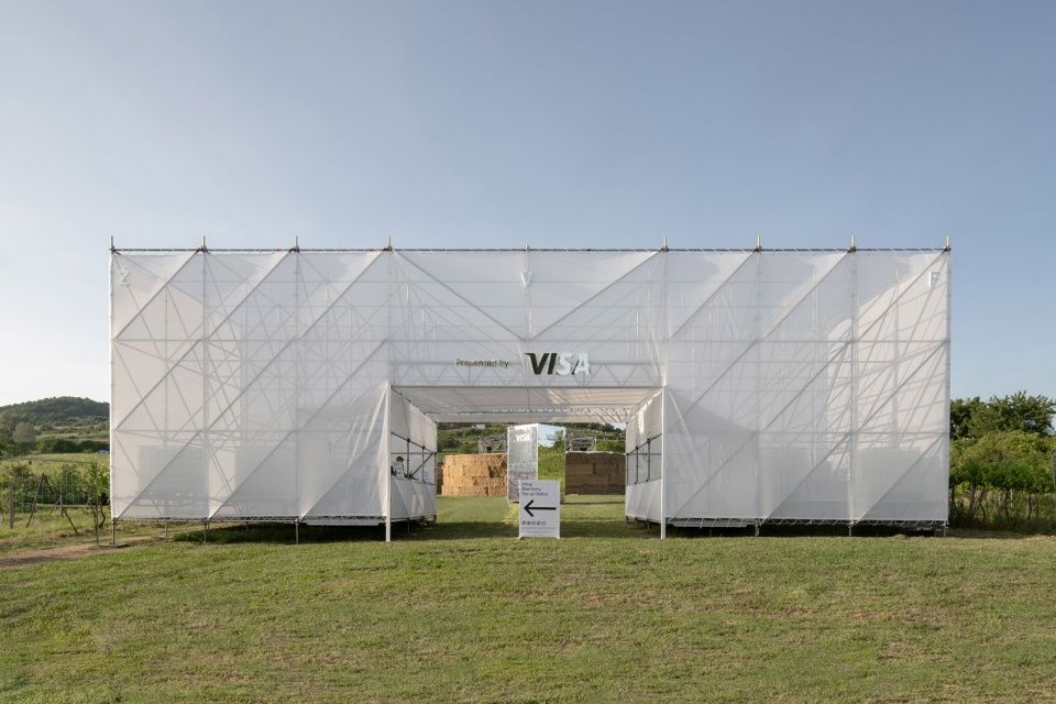 Ženy Víno放克音乐节装置,斯洛伐克 / Jakub Kolarovič Architects