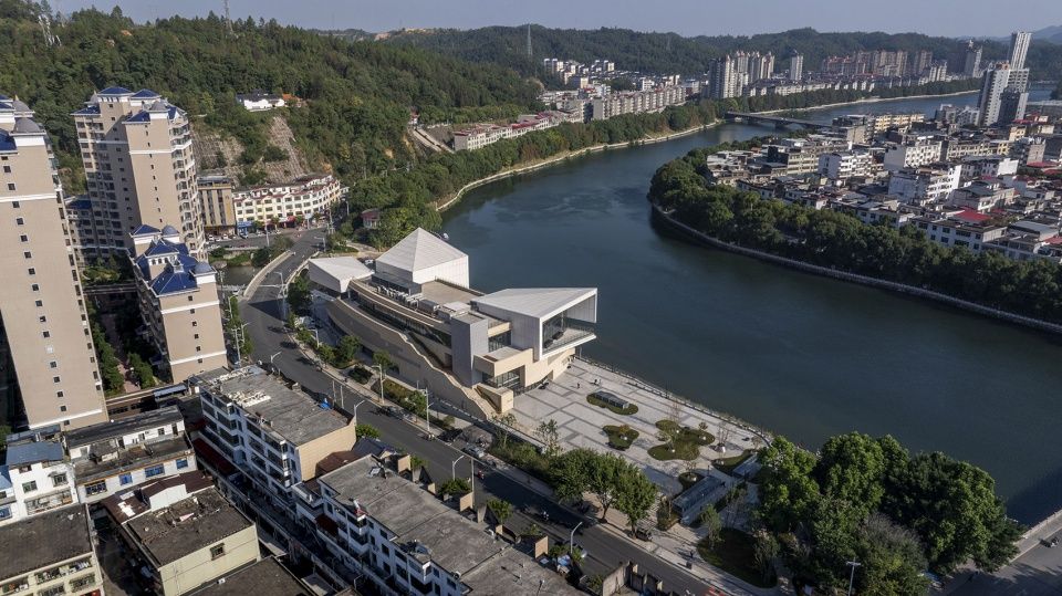 望犹江·熹台：江西省上犹县文化综合体设计 / 埊木设计（CAFA·A城市艺术创新中心）