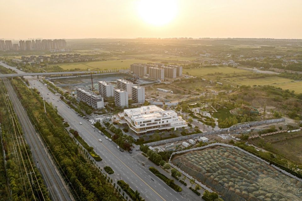 西安万科理想城北区小镇中心·池岛 / 成都九十建筑设计有限公司