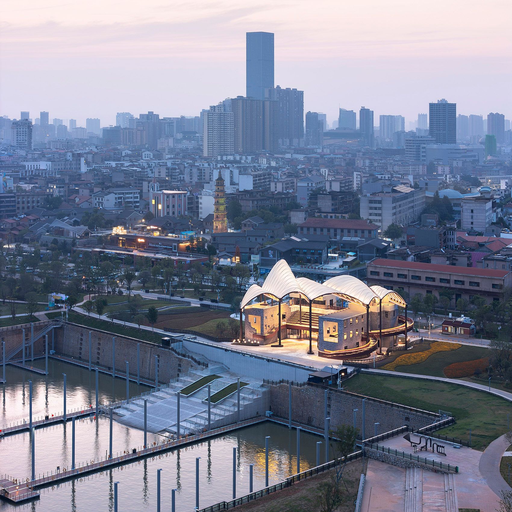 岳阳华菱港旅游码头游客中心，湖南 / URBANUS都市实践