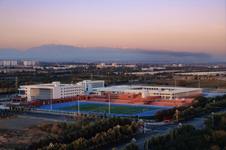 胡杨河市天北实验中学,新疆 / 江苏中锐华东建筑设计研究院有限公司荣朝晖工作室+趣锐(上海)建筑设计有限公司
