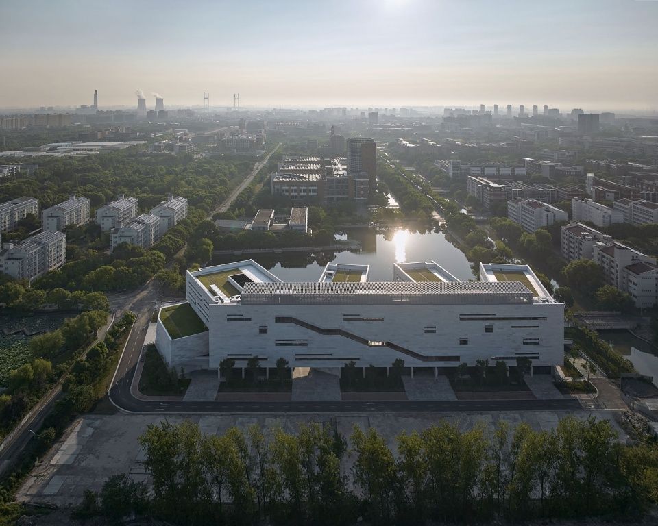 上海交通大学学生服务中心 / 曾群建筑研究室