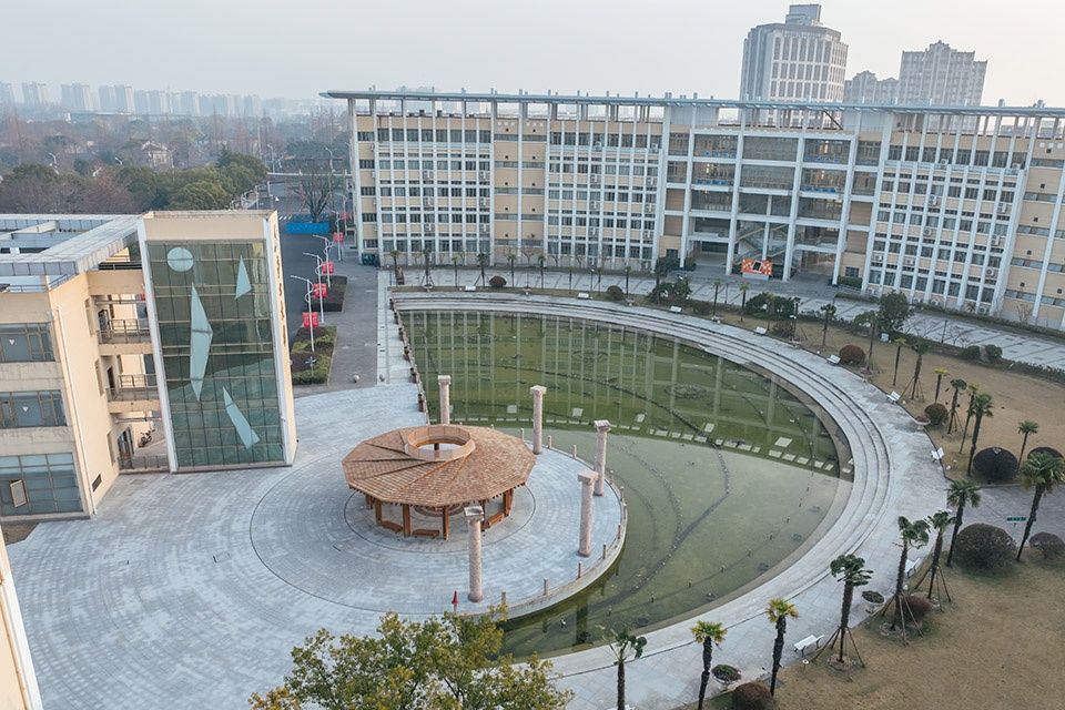 上海崇明中学校友亭 / 上海绿建建筑设计事务所有限公司