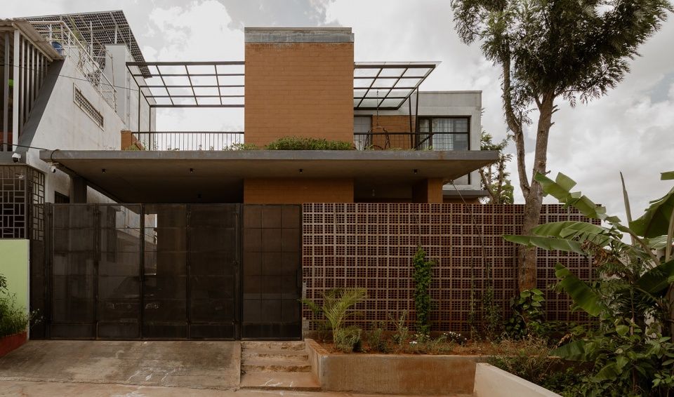 泥土住宅，印度 / Aagaram Architects