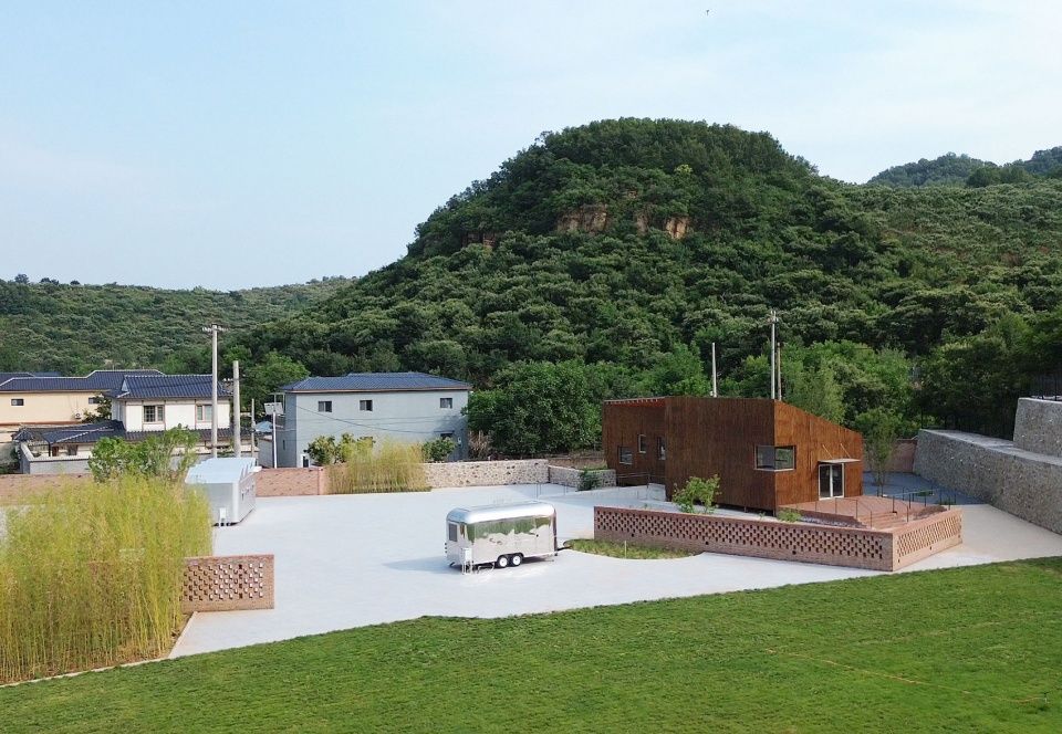 峡谷中的乡村教室，北京 / 海塔建筑