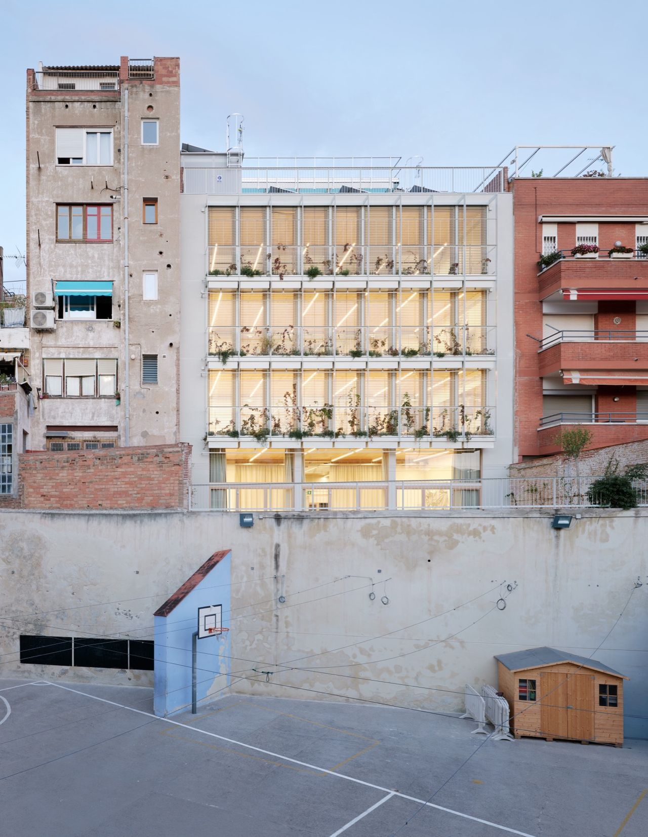 桑茨社会中心，巴塞罗那 / Laos Arquitectura + Mercè Zazurca Codolà + César Sánchez Medrano