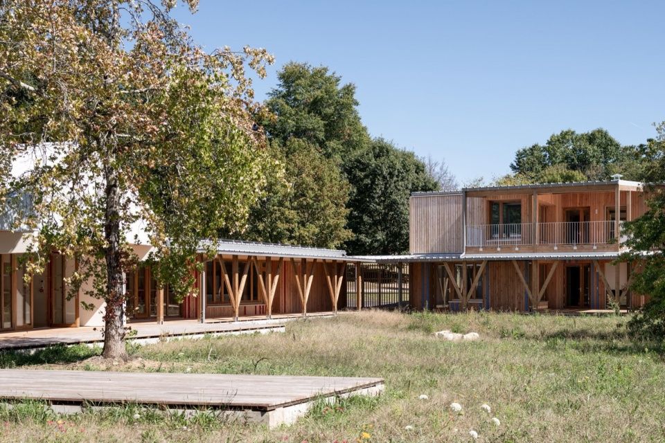 带宿舍的休闲中心，法国 / Atelier Quatre + r2k architectes